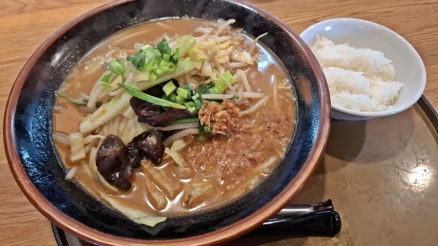 味噌ラーメンと半ライス