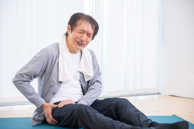 右の股関節が痛い男性