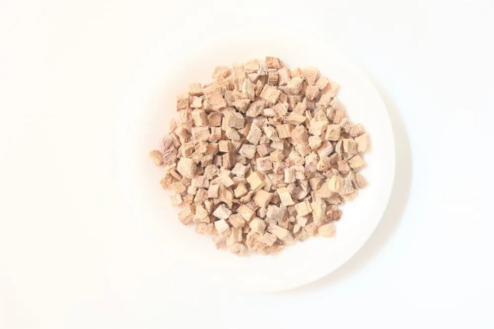 漢方薬に使う葛根の生薬（根の部分）