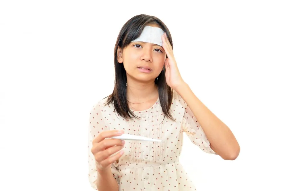 病院の薬を飲んでも熱が下がらず辛そうな女の子