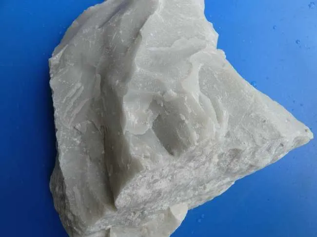 六一散に使われる生薬・滑石（かっせき）の塊の写真。