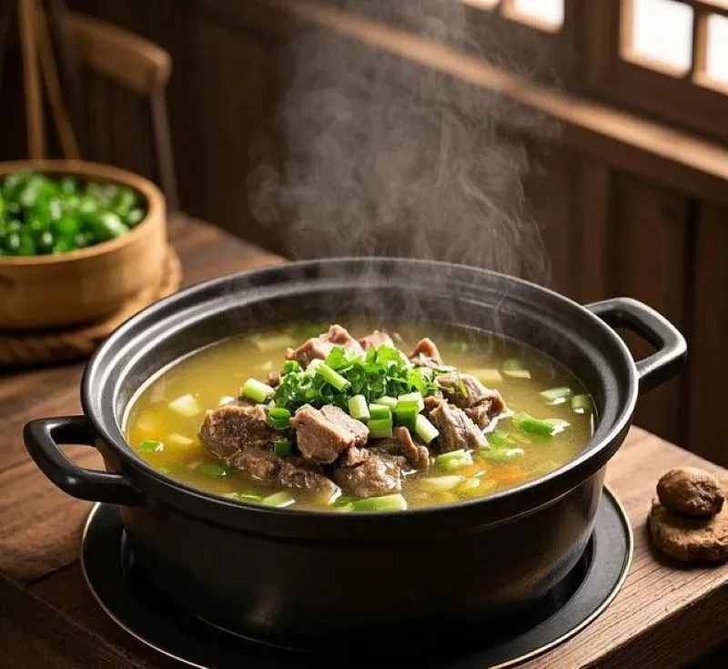 犬肉とネギが入った鉄鍋の狗肉湯