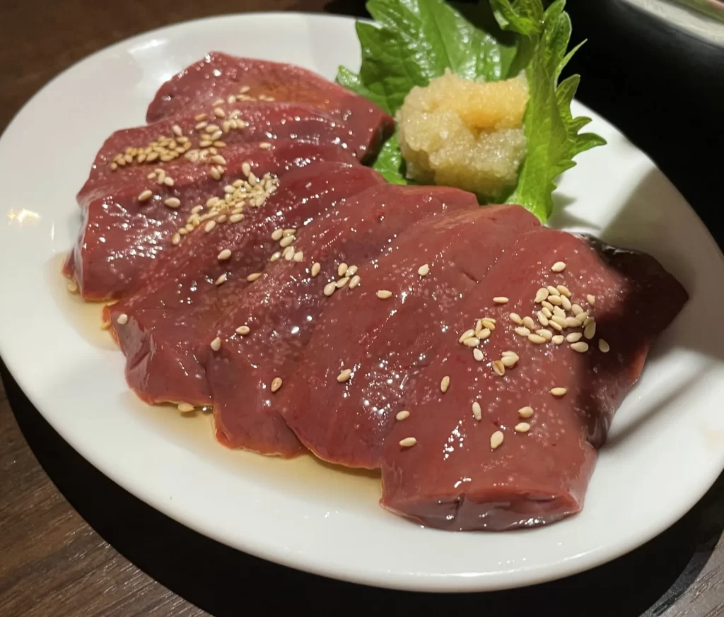 焼肉レバーと紫蘇の葉に盛られた潰しニンニク