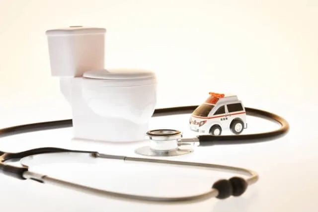 トイレ、聴診器、ミニ救急車が並んだ血尿治療のアイキャッチ画像