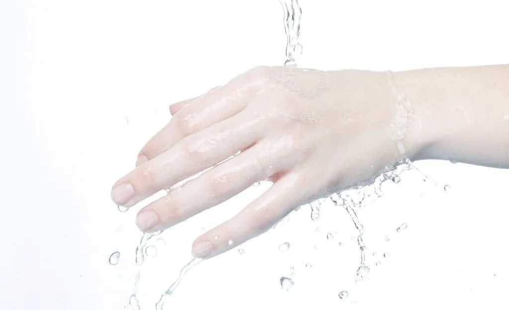 流水で手を丁寧に洗う様子。衛生習慣の重要性を示す。