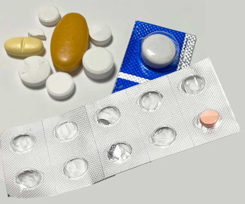 抗生物質や痛み止めの錠剤と薬シートの写真