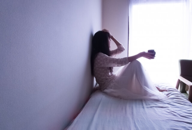 ステロイド剤でうつ病になり、倦怠感で何もできない女性