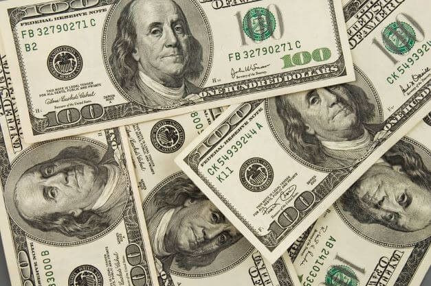 製薬会社の薬価吊り上げによる莫大な利益を象徴する米ドル紙幣の山