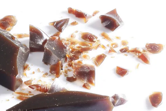 砕かれた阿膠の塊、様々なサイズの漢方薬の断片