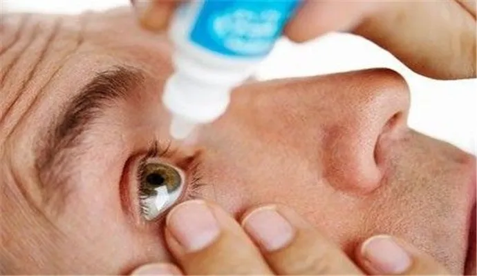 目を大きく開けて点眼薬をさそうとする男性の目のクローズアップ。目がゴロゴロして異物感がある時に使う点眼薬のイメージ