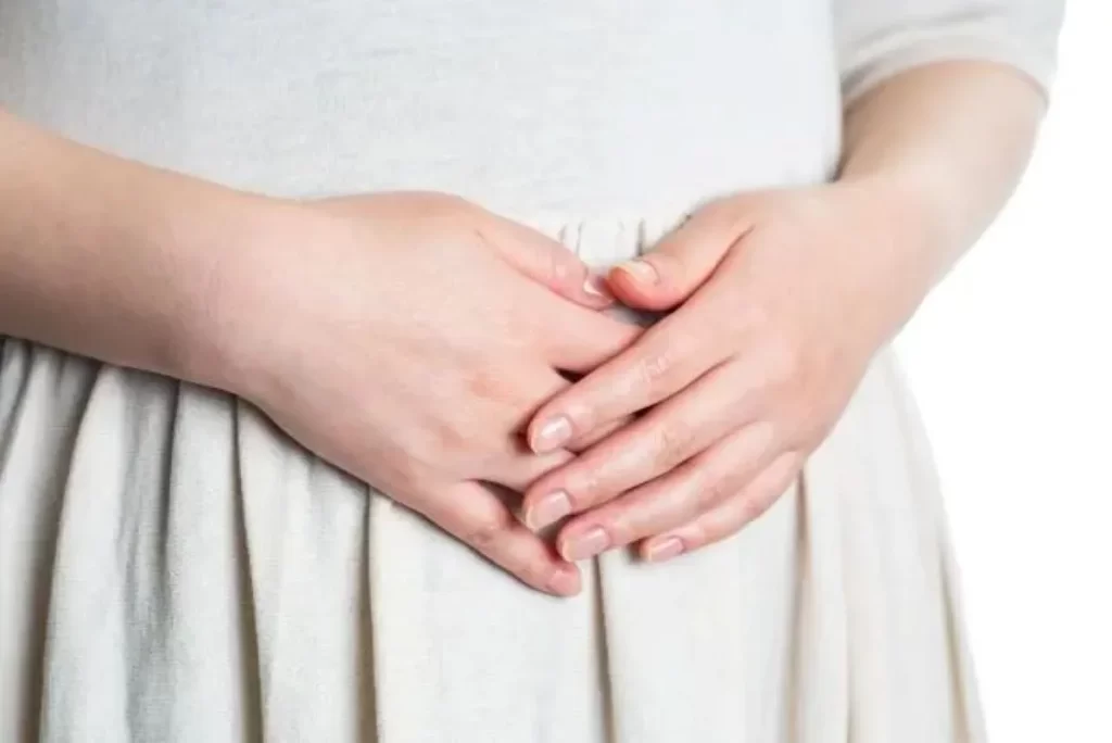 妊娠を希望する女性がお腹に手を添える様子。不妊治療と自然妊娠への願いを表すイメージ。