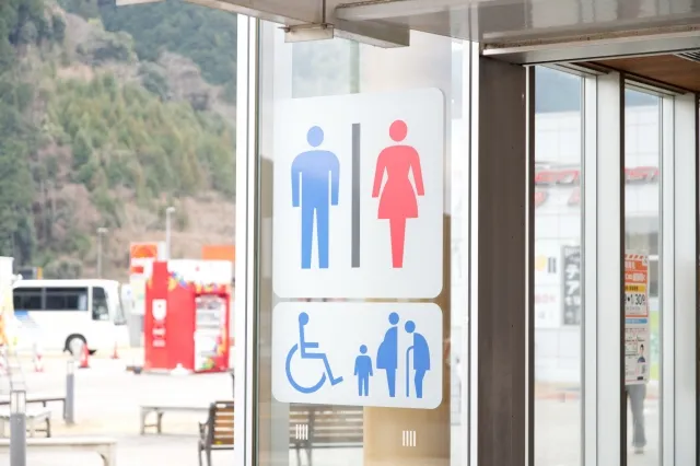 高速道路のトイレマーク。頻尿・夜間頻尿でトイレが近い人のイメージ画像