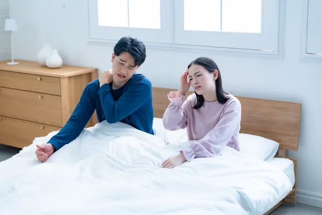 朝起きても疲れが取れない夫婦。腎臓が弱ると全身の倦怠感・肩こり・頭痛がひどくなる画像