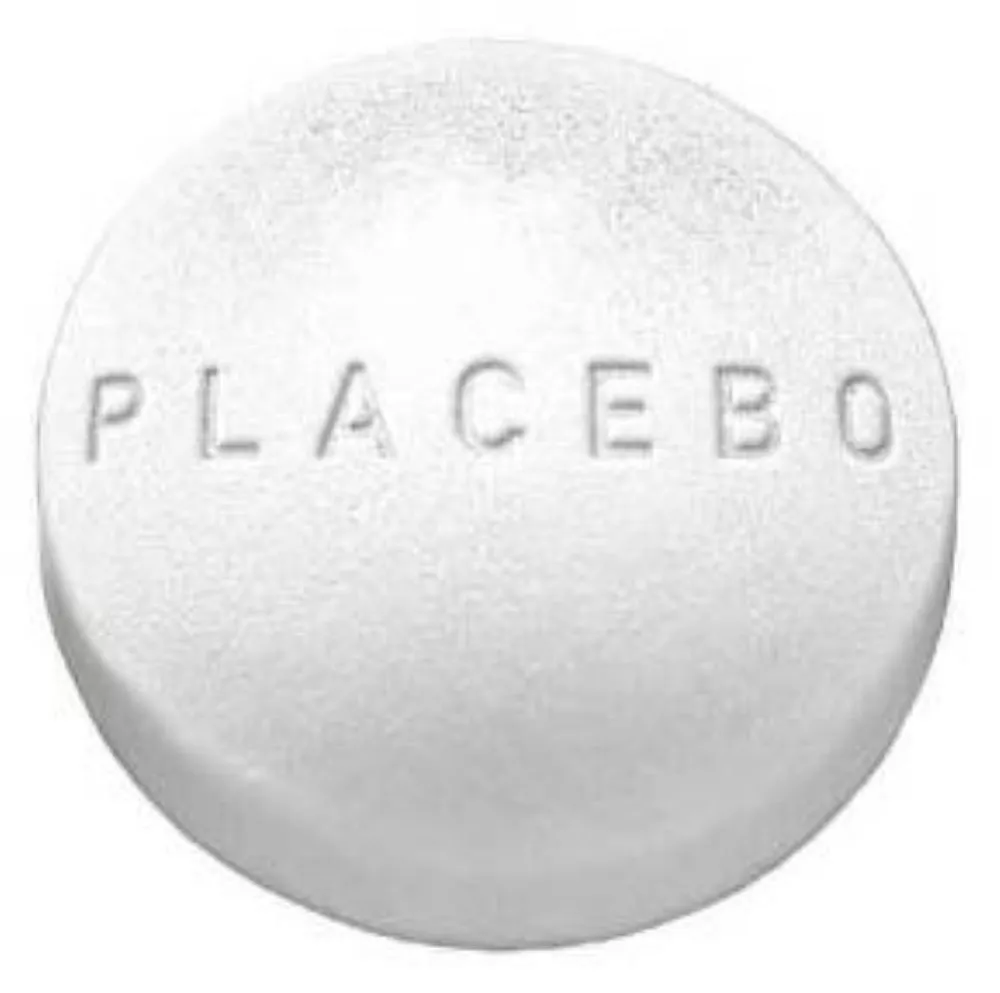 白い円形のプラセボ錠剤に「PLACEBO」と書かれた画像。西洋薬のプラセボ効果を象徴