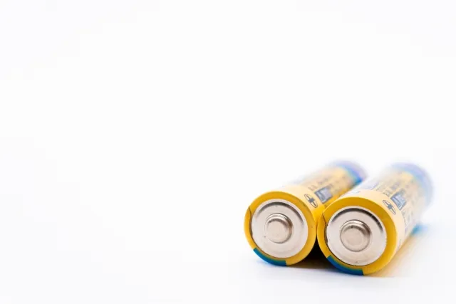 単三電池が2つ置かれた画像。アインシュタインのE=mc²理論のように、エネルギーは物質に変わることを視覚的に表す