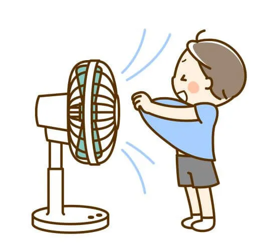 扇風機の風を腹部に当てる少年のイラスト（風邪を引く実験の例）