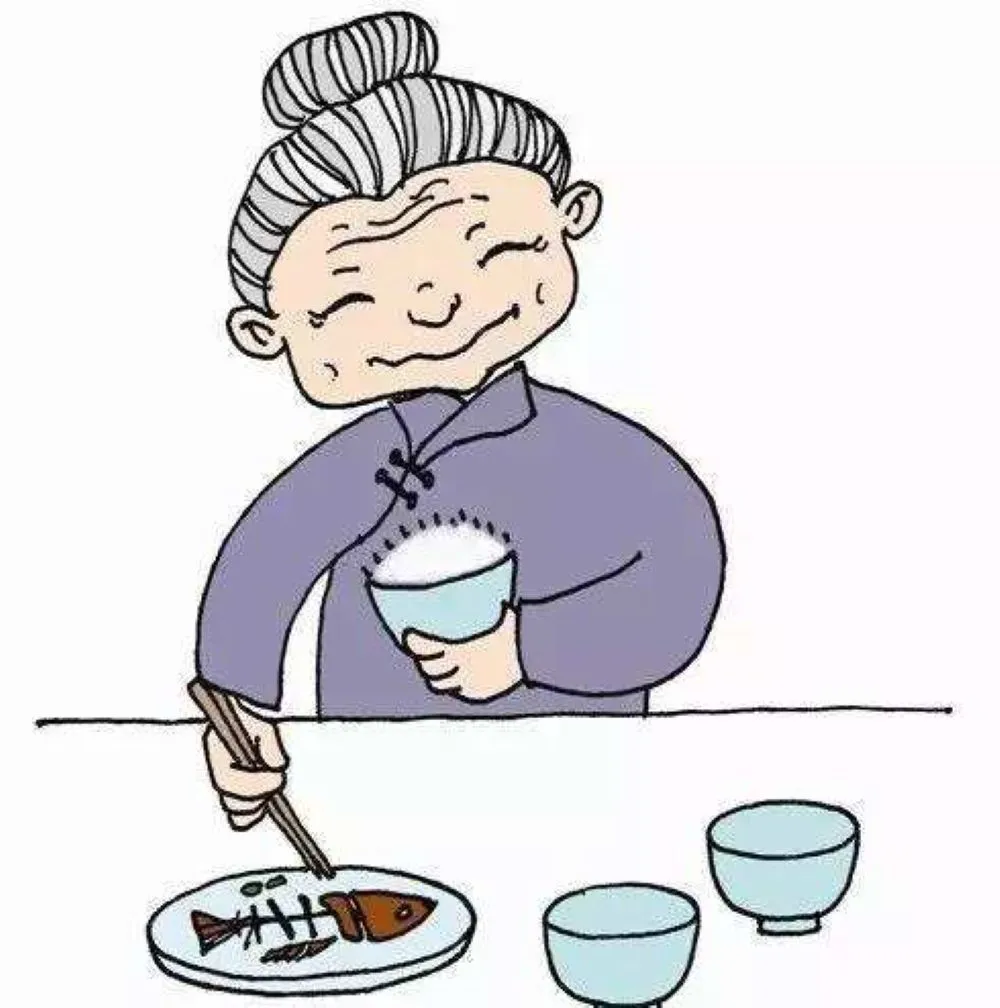 紫色の中国風の服を着た高齢女性が、微笑みながら茶碗のご飯を持ち、箸で魚を取っている様子