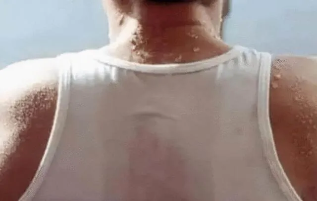 汗だくでランニングウェアを着た男性の背中、異常な発汗でシャツがびっしょり濡れている様子