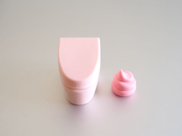 ピンク色のトイレに鮮血が混じった便が映っているイメージ。血便の症状を視覚的に表現。