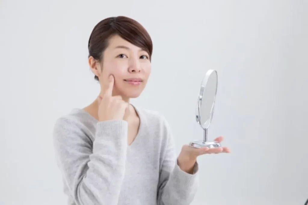 顔のむくみが鍼治療で20分で改善したビフォーアフターの女性