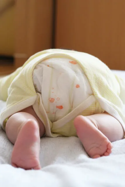 うつ伏せで寝る2歳児のお尻を高く上げた蛙のような姿勢