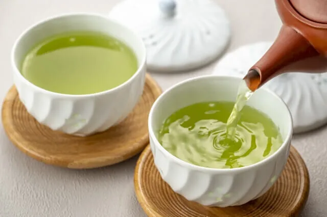 急須から緑茶を注ぐ様子。お茶にもカフェインは入っている