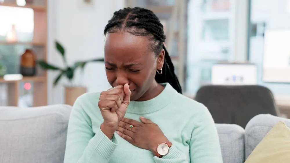 風邪後の痰が切れず、踏ん張って出そうとする黒人女性のイラスト