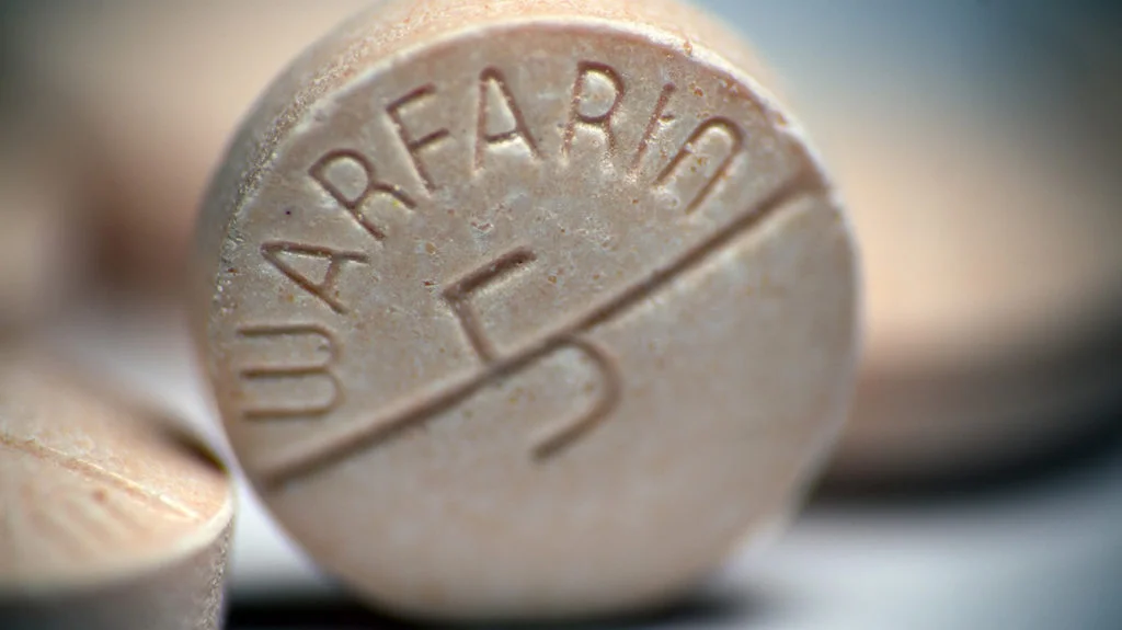 ワーファリン5mg錠剤のクローズアップ写真 – 血液をサラサラにする薬の重大な副作用リスク