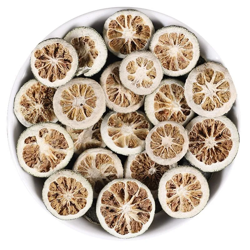 白い茶碗に盛られた枳実の断面。漢方薬に使われる生薬の一種。