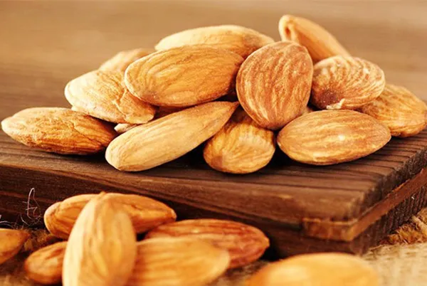 漢方薬「桃核承気湯」の主薬・桃仁（とうにん）。桃の種子を生薬として木の板に置いた写真