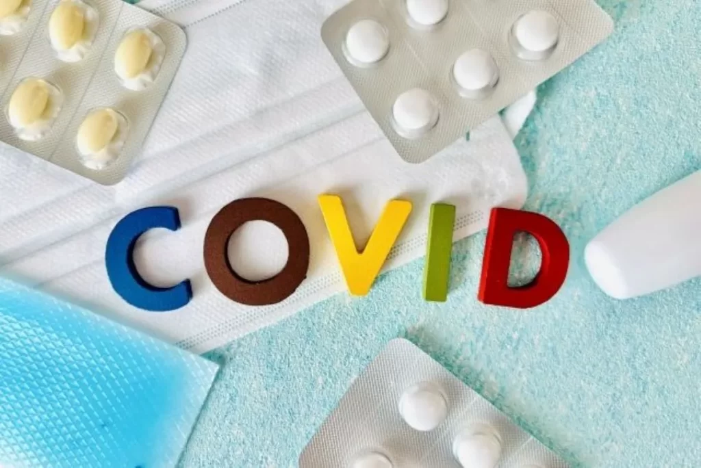 コロナ治療を象徴する薬やマスク、温度計と「COVID」の文字が並ぶアイキャッチ画像
