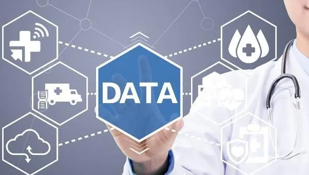 データ改ざんを象徴する医師の手とDATAアイコン、周囲に医療イラスト