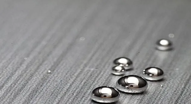液体水銀のクローズアップ。歯のかぶせものに含まれる水銀が漏れ出すリスクを強調。