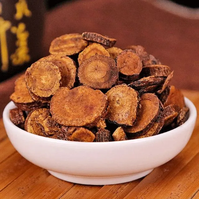 炙甘草（加工した甘草）のクローズアップ、たくさん盛られた状態