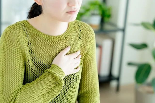 悪臭を伴う膿が出ていた乳がんのしこりを触る女性(30代・漢方治療前)