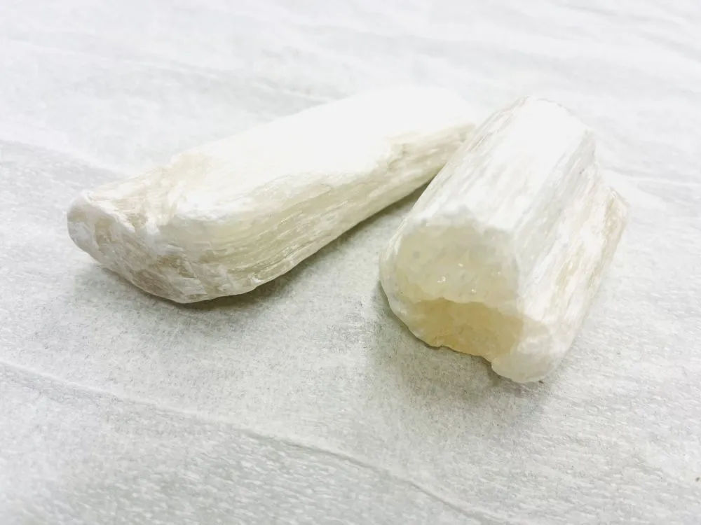 漢方薬に使われる石膏の塊が二つ並んだ写真