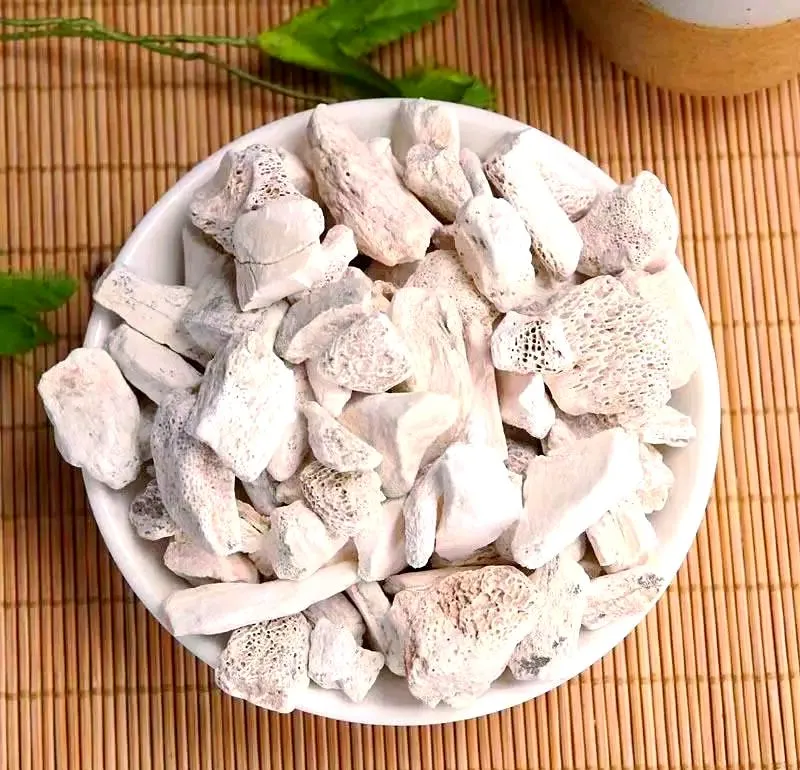 白い茶碗に盛られた竜骨の塊