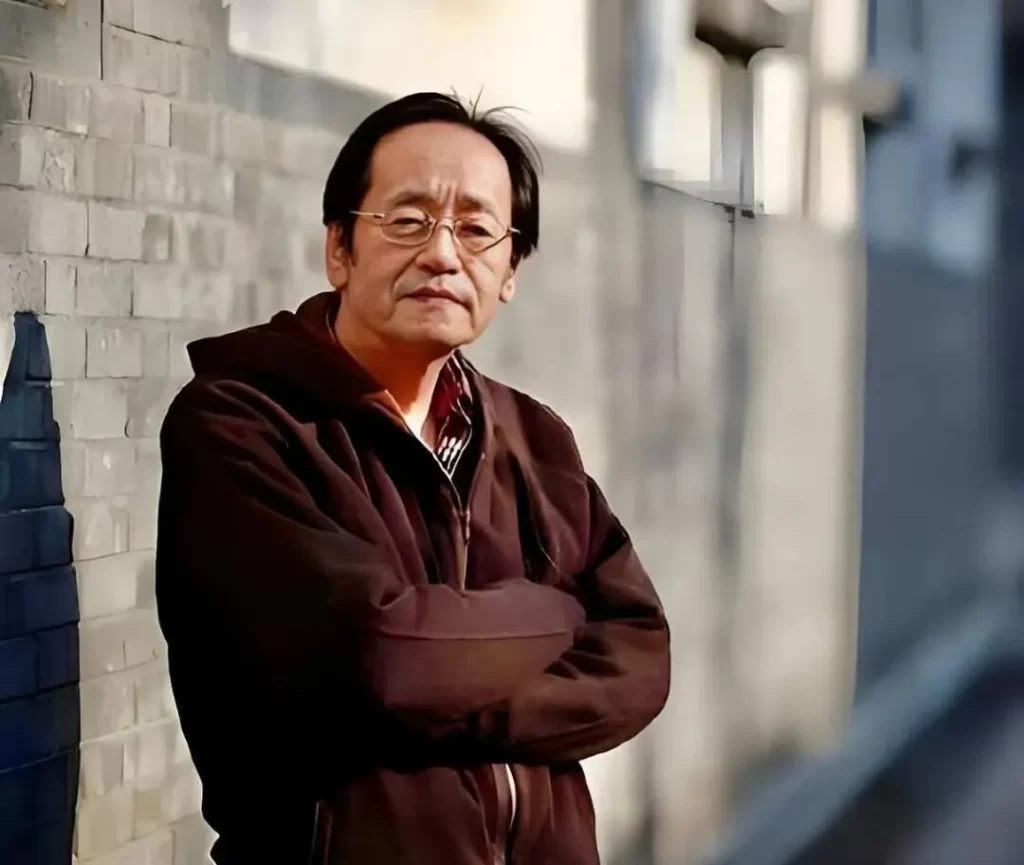 ニハイシャ先生の肖像写真。パーカーを着用し、メガネをかけた中医学大家のポートレート。