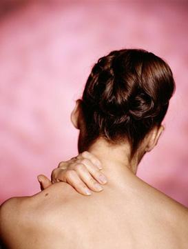 寝違いで首肩が痛い