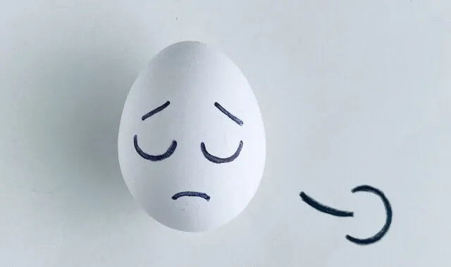不妊治療の失望を表す泣いている卵のイラスト