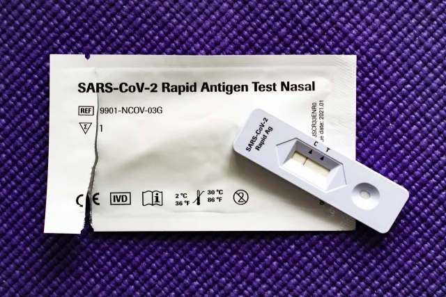 封を開けた新型コロナウイルス抗原検査キット。検査結果が陰性になった場面。