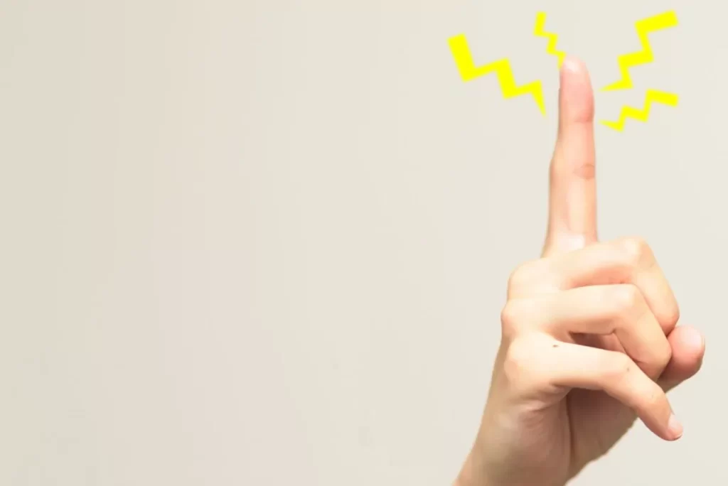 右手の人差し指のしびれを表すイラスト。指の周りに黄色い雷のような線が4本描かれている