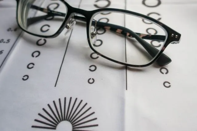 視力検査表の上にメガネが置かれた写真。近視で悩む子供が2日で回復した実例