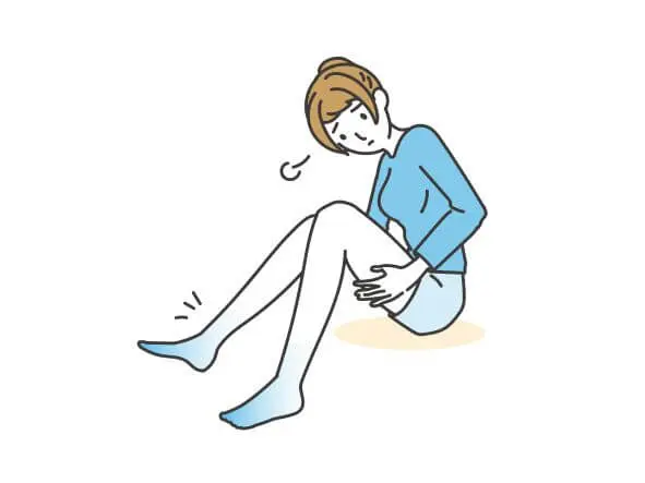 短パンと水色の長袖を着た女性が、ため息をつきながら左足の太もも内側を触り、冷えを感じる様子を描いたイラスト。お尻と太ももの冷え性に悩む女性の日常を表現。