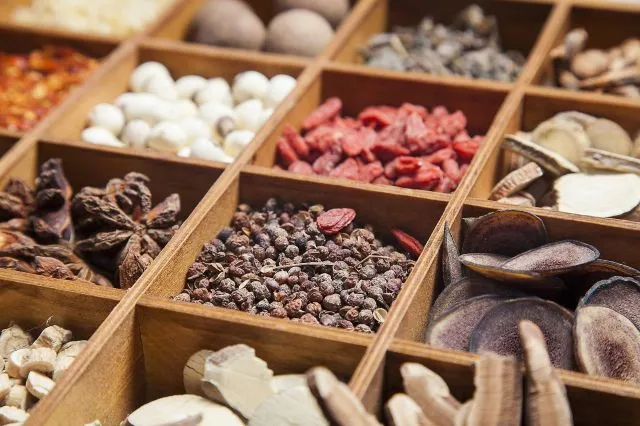 木製薬箪笥に並んだ様々な漢方生薬