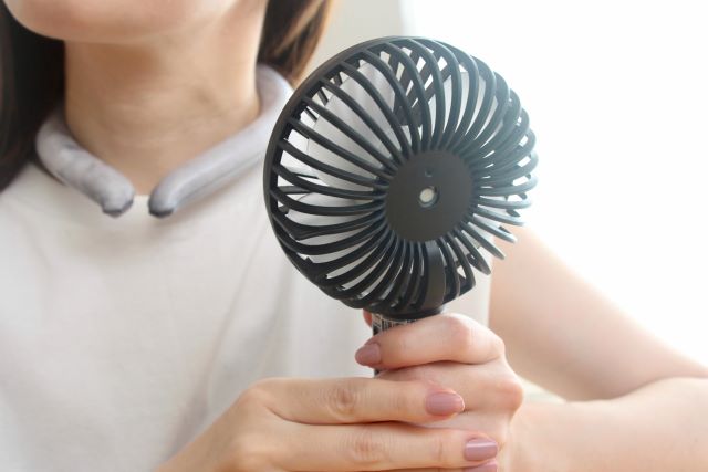 小型扇風機、ネックバンドアイスリング…寒気と風邪を体内に持ち込まないで！