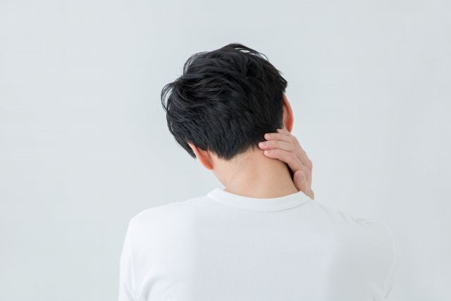 首が痛くて頭が痛い男性、数回の鍼でほぼ治った。ついでに、ふくらはぎの乾癬(?)も刺絡療法で完治。