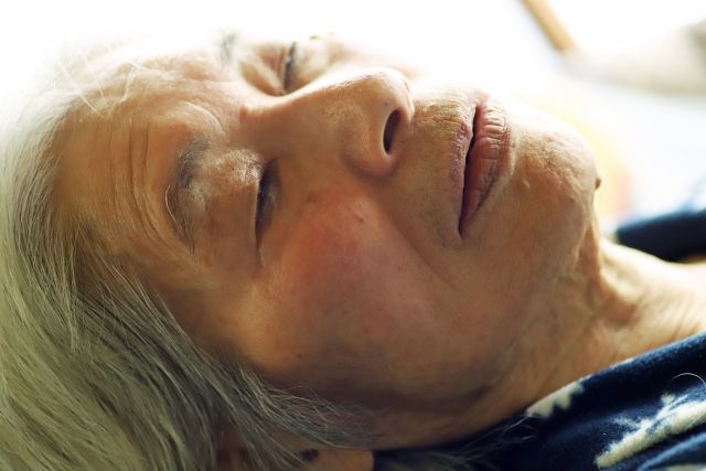 病院が見放したおばあちゃんが目を閉じて寝ている様子