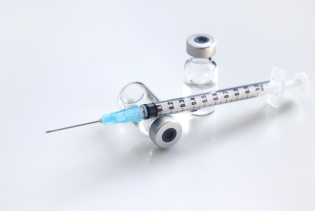 天然痘ワクチンの注射器と薬瓶の写真