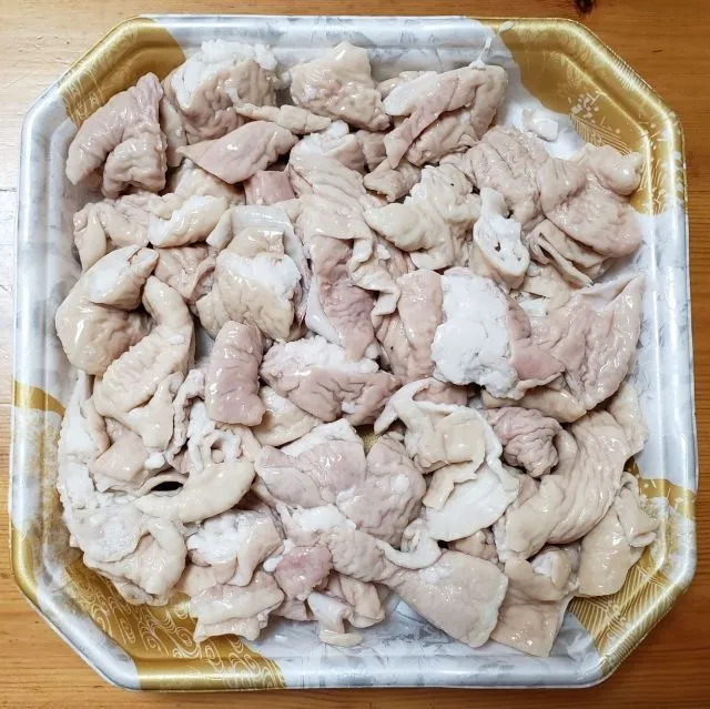 新鮮な豚モツのアップ画像:四神湯の主材料